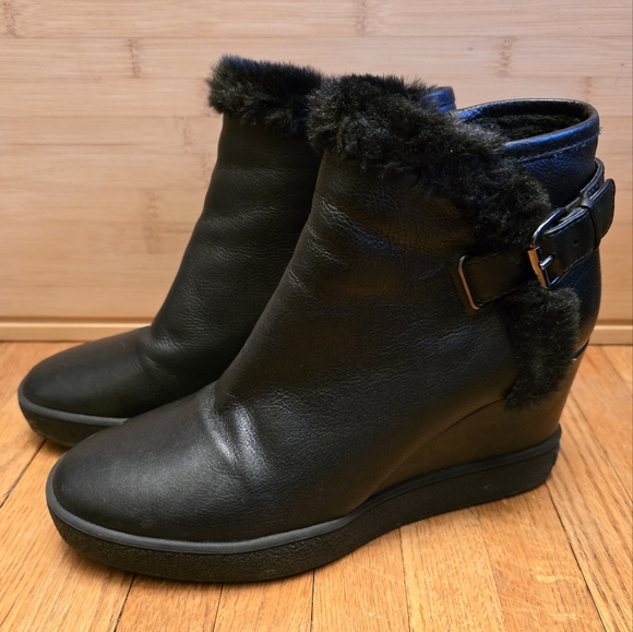 Aquatalia Cameron Black Faux Fur Trim Leather Wedge Bootie Sz 8.5 - Picture 2 of 9